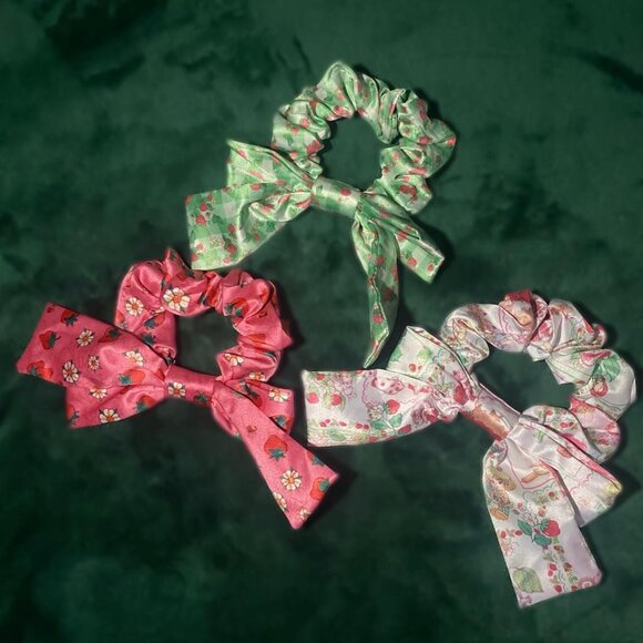 SOLD - NWOT Dolls Kill X Strawberry Shortcake Hair Bow Scrunchy Set of 3 - Picture 1 of 6